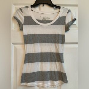 Derek Heart Juniors Size Small Gray and White Striped T Shirt